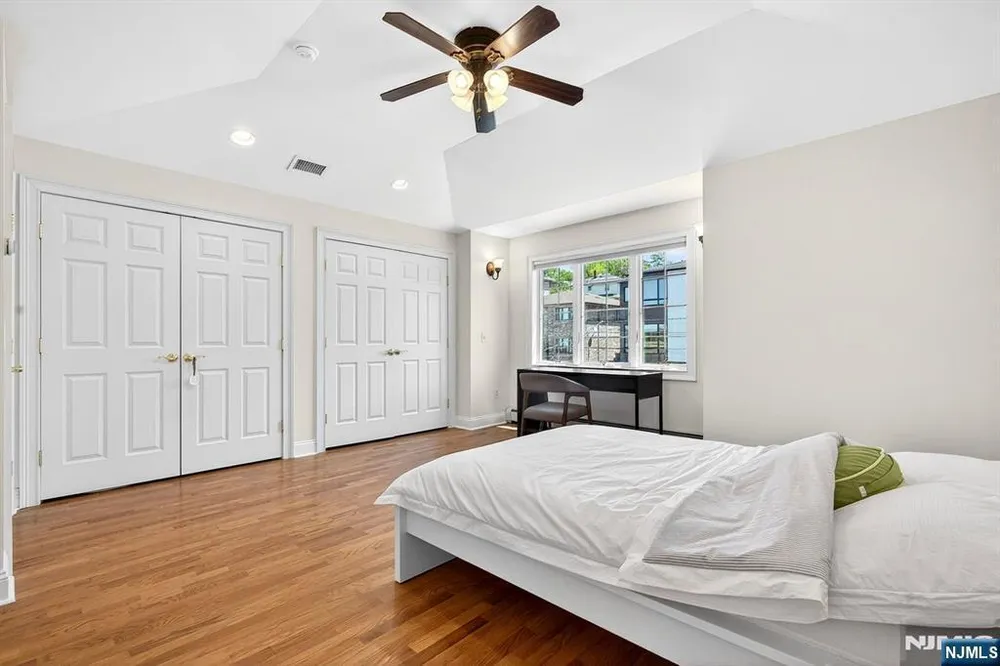 445 7th St, Palisades Park, NJ 07650