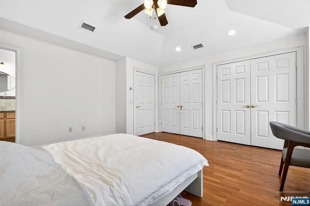 445 7th St, Palisades Park, NJ 07650