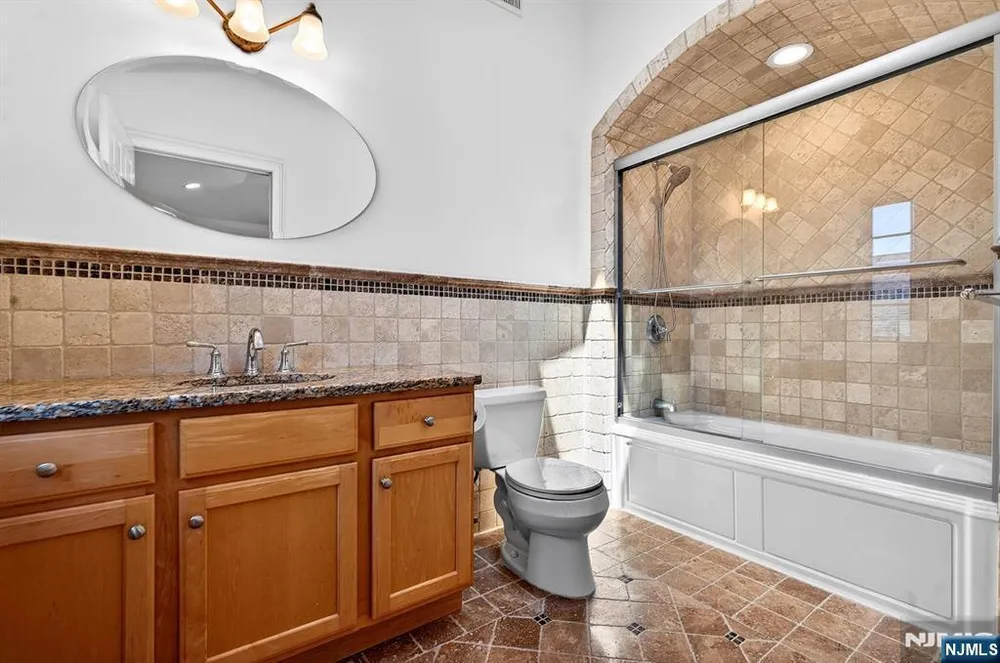 445 7th St, Palisades Park, NJ 07650