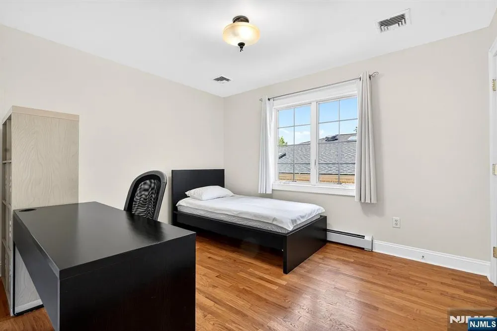 445 7th St, Palisades Park, NJ 07650
