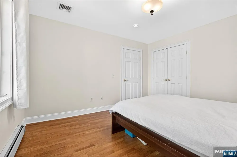 445 7th St, Palisades Park, NJ 07650