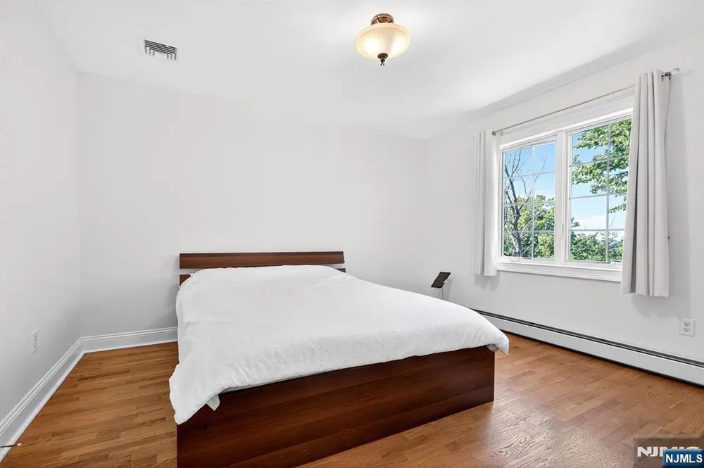 445 7th St, Palisades Park, NJ 07650