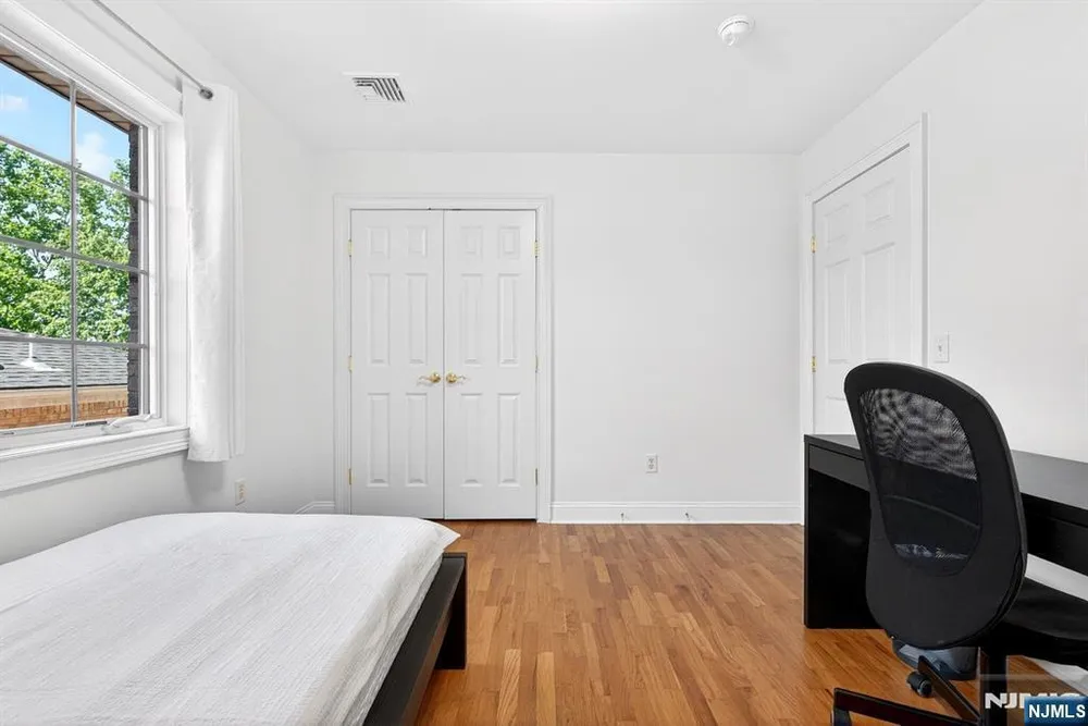 445 7th St, Palisades Park, NJ 07650