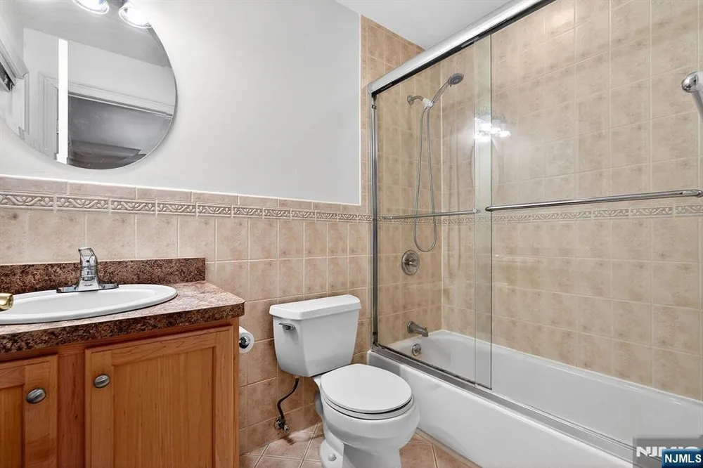 445 7th St, Palisades Park, NJ 07650