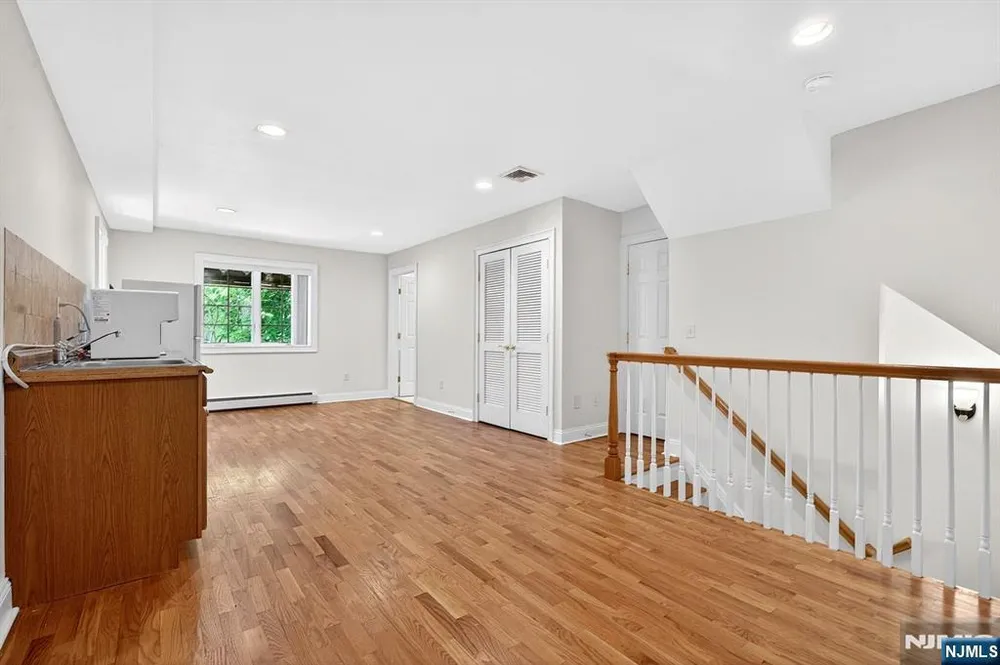 445 7th St, Palisades Park, NJ 07650