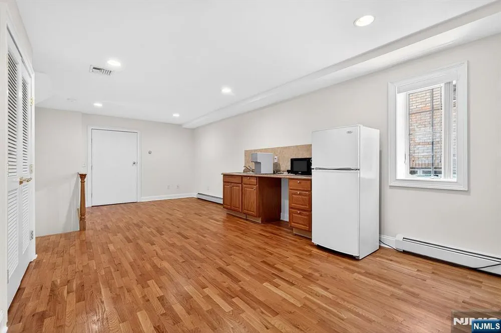 445 7th St, Palisades Park, NJ 07650