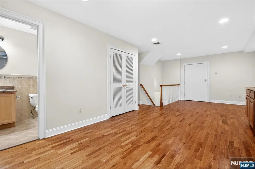 445 7th St, Palisades Park, NJ 07650