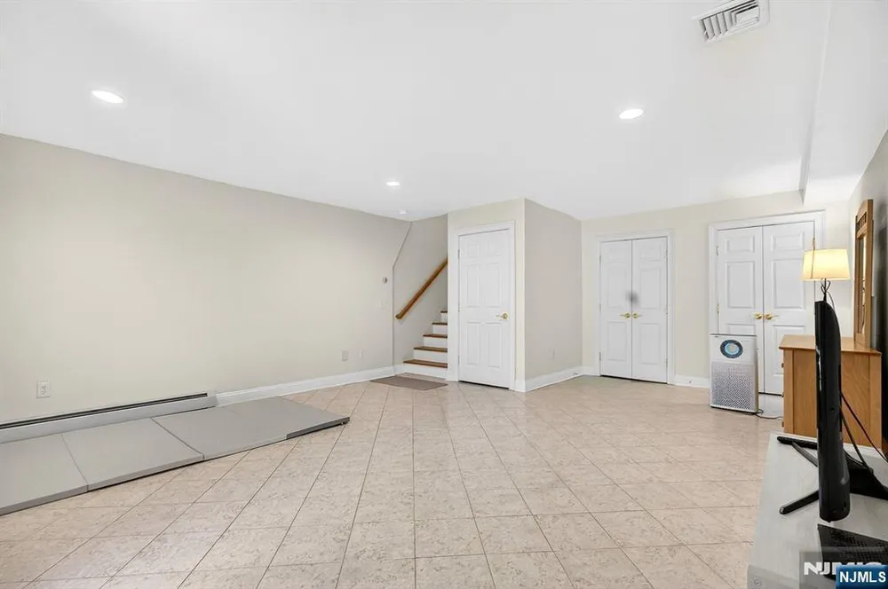 445 7th St, Palisades Park, NJ 07650