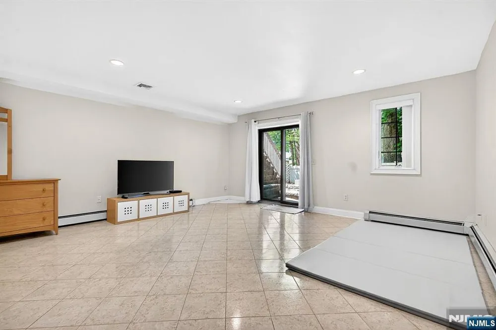 445 7th St, Palisades Park, NJ 07650