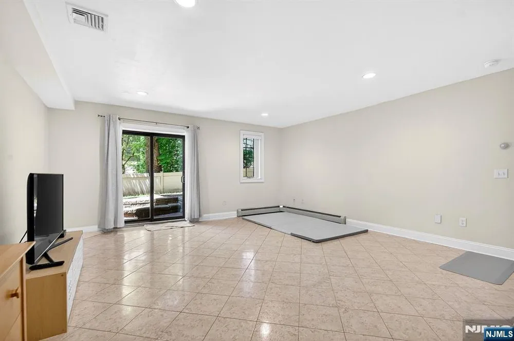 445 7th St, Palisades Park, NJ 07650