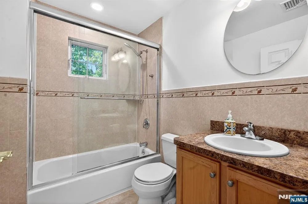 445 7th St, Palisades Park, NJ 07650