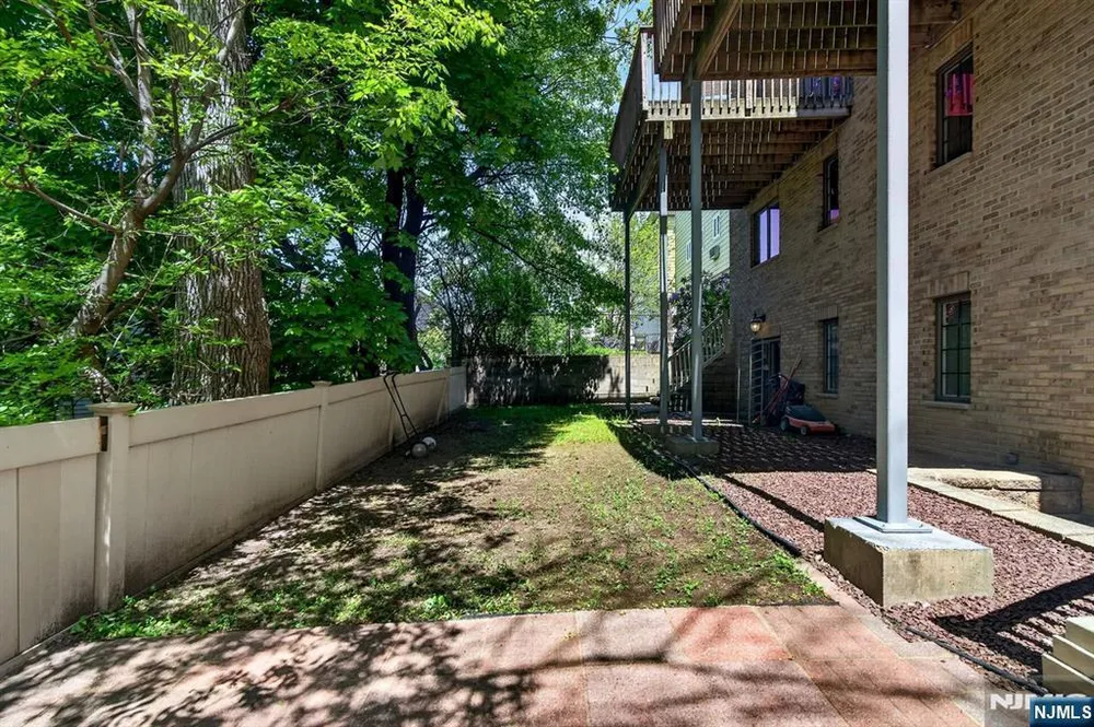 445 7th St, Palisades Park, NJ 07650
