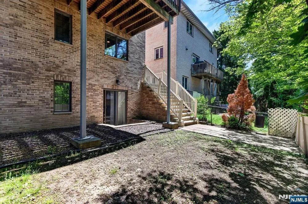 445 7th St, Palisades Park, NJ 07650