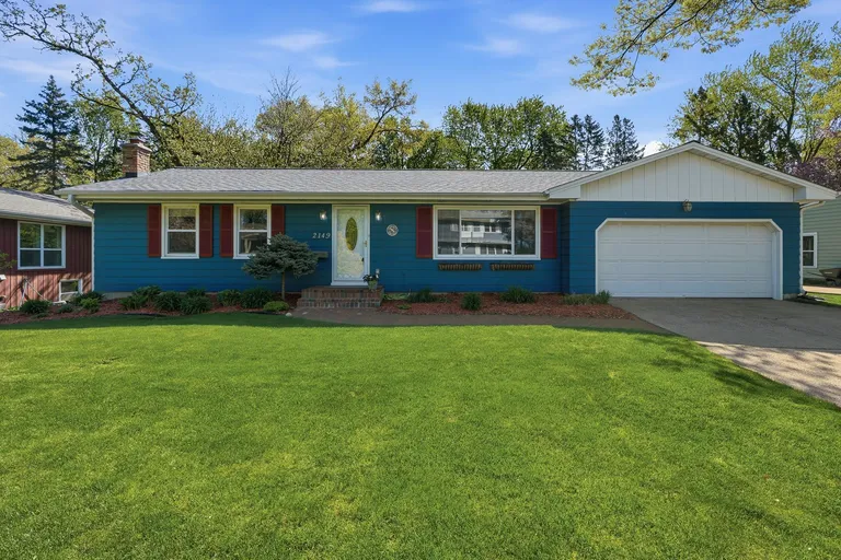 2149 Lamplight Dr, Woodbury, MN 55125