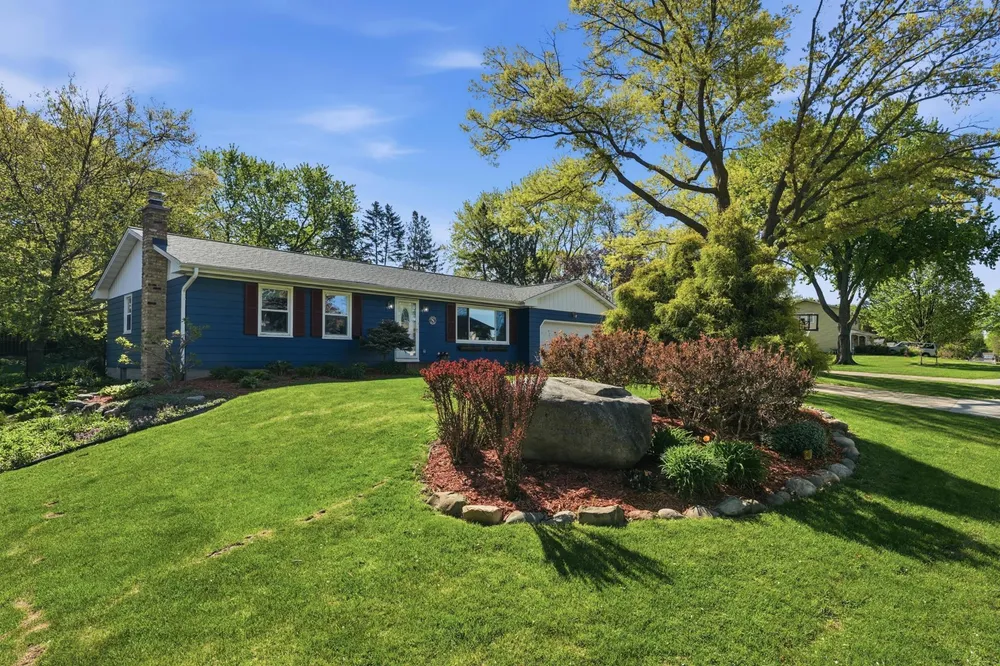 2149 Lamplight Dr, Woodbury, MN 55125