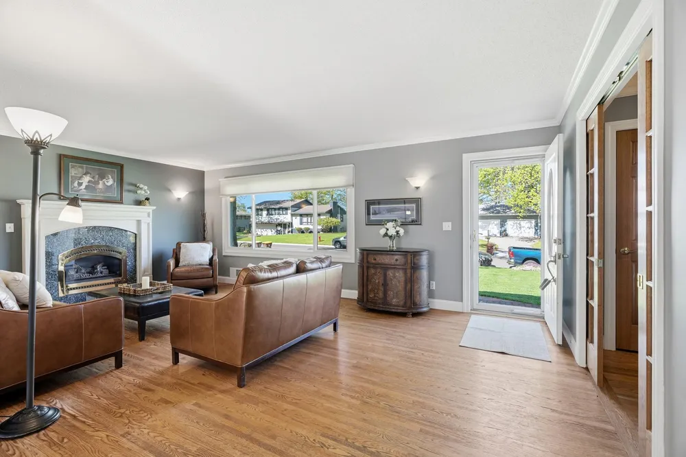 2149 Lamplight Dr, Woodbury, MN 55125