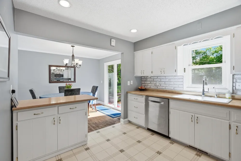 2149 Lamplight Dr, Woodbury, MN 55125