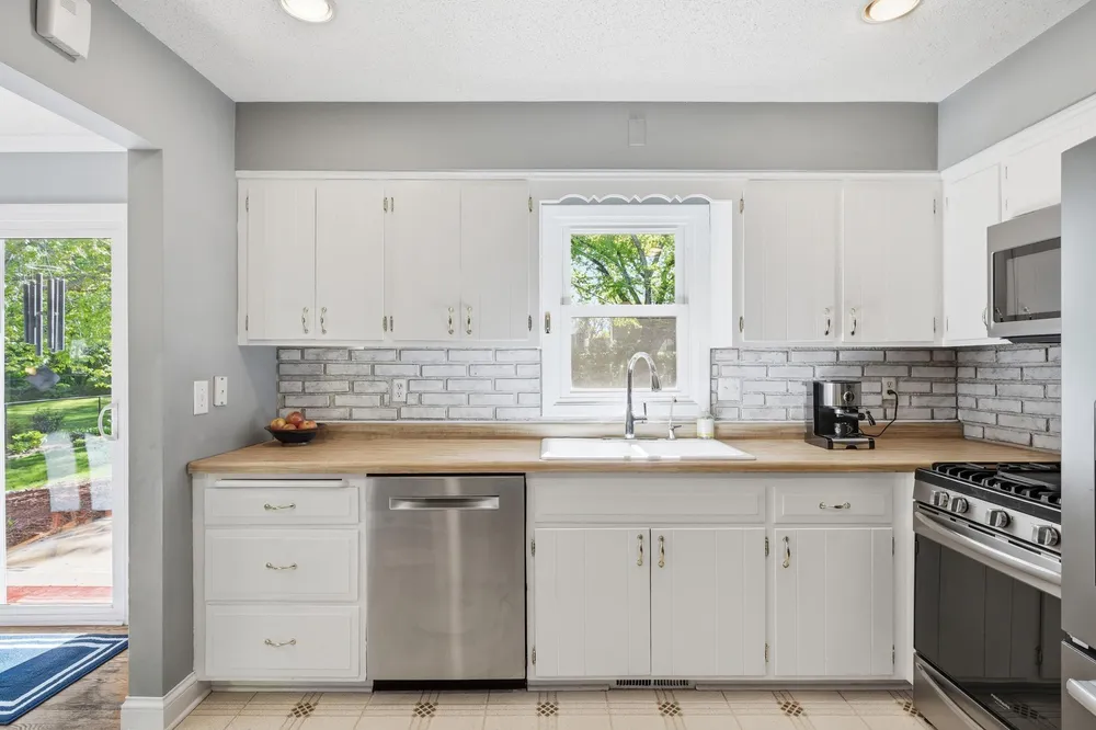 2149 Lamplight Dr, Woodbury, MN 55125