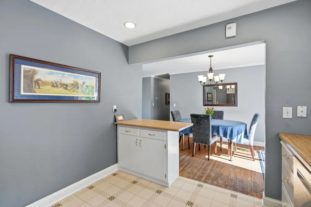 2149 Lamplight Dr, Woodbury, MN 55125