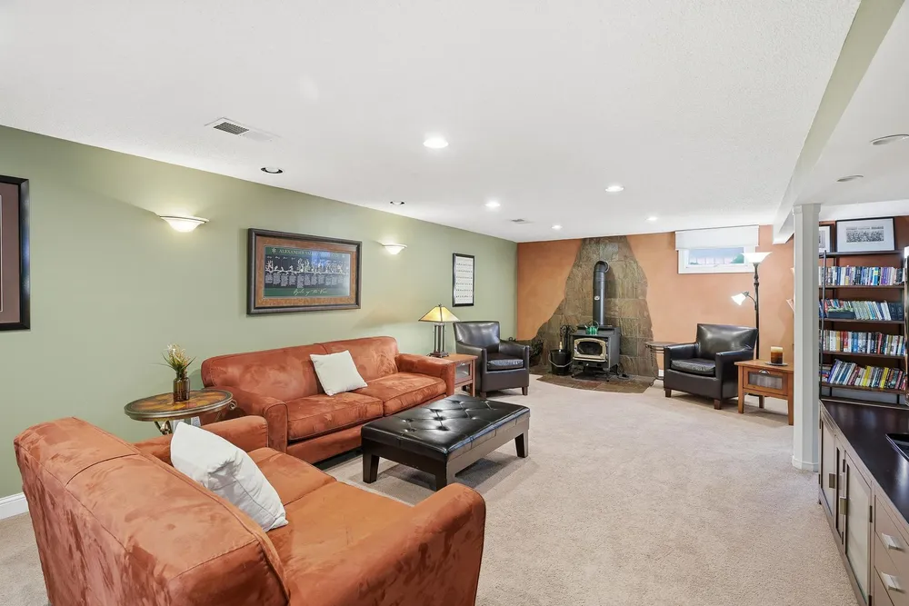 2149 Lamplight Dr, Woodbury, MN 55125