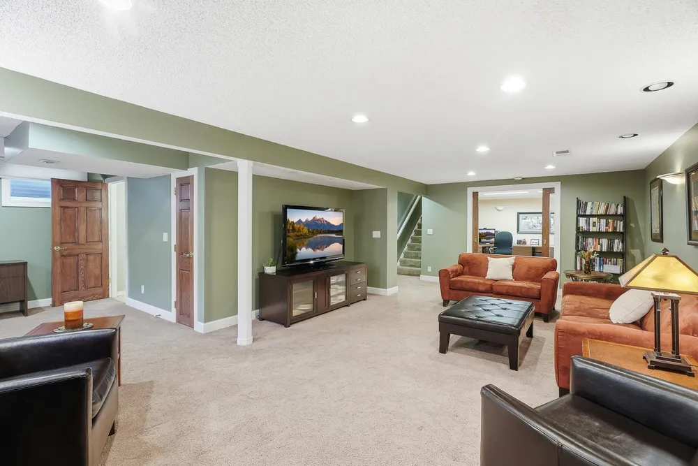 2149 Lamplight Dr, Woodbury, MN 55125