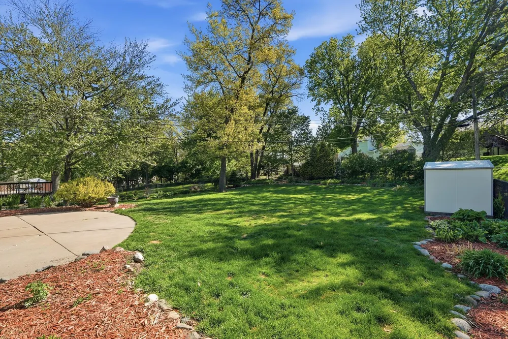 2149 Lamplight Dr, Woodbury, MN 55125