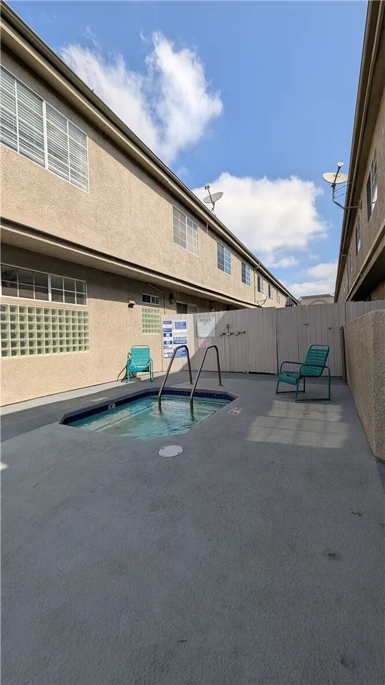 18347 Saticoy St, Reseda, CA 91335