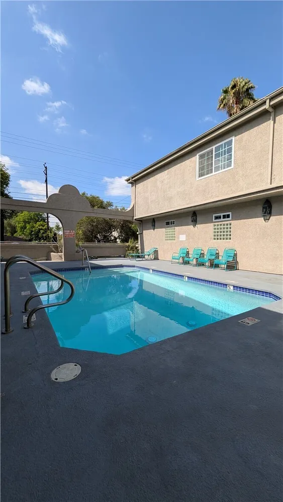 18347 Saticoy St, Reseda, CA 91335