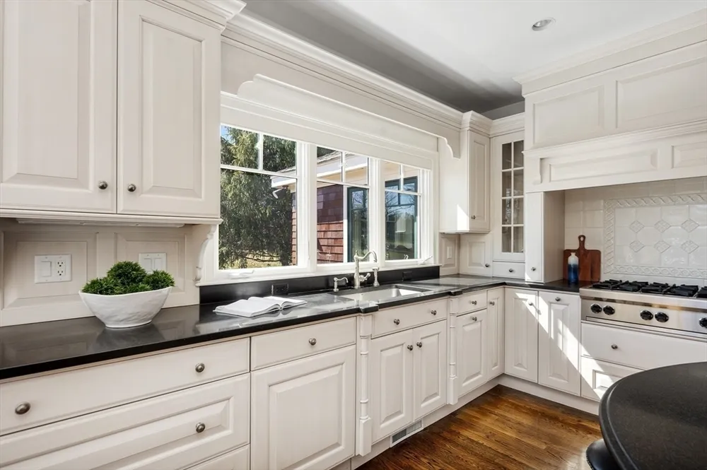 71 Clubhouse Dr, Hingham, MA 02043