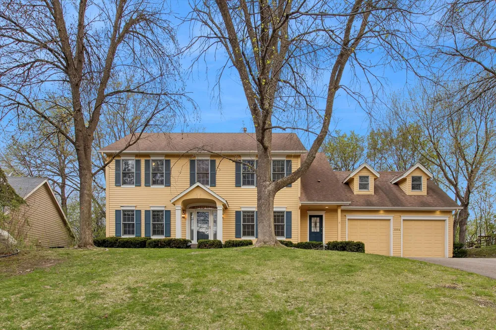 1004 Walden Ct, Burnsville, MN 55337
