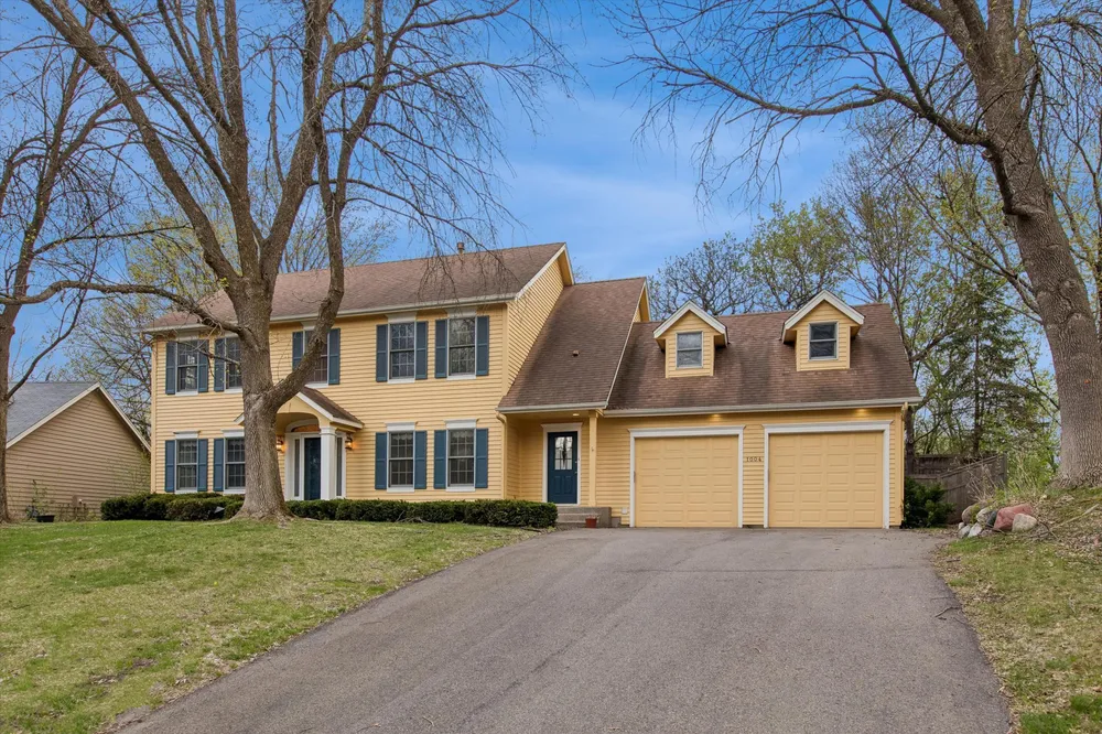 1004 Walden Ct, Burnsville, MN 55337