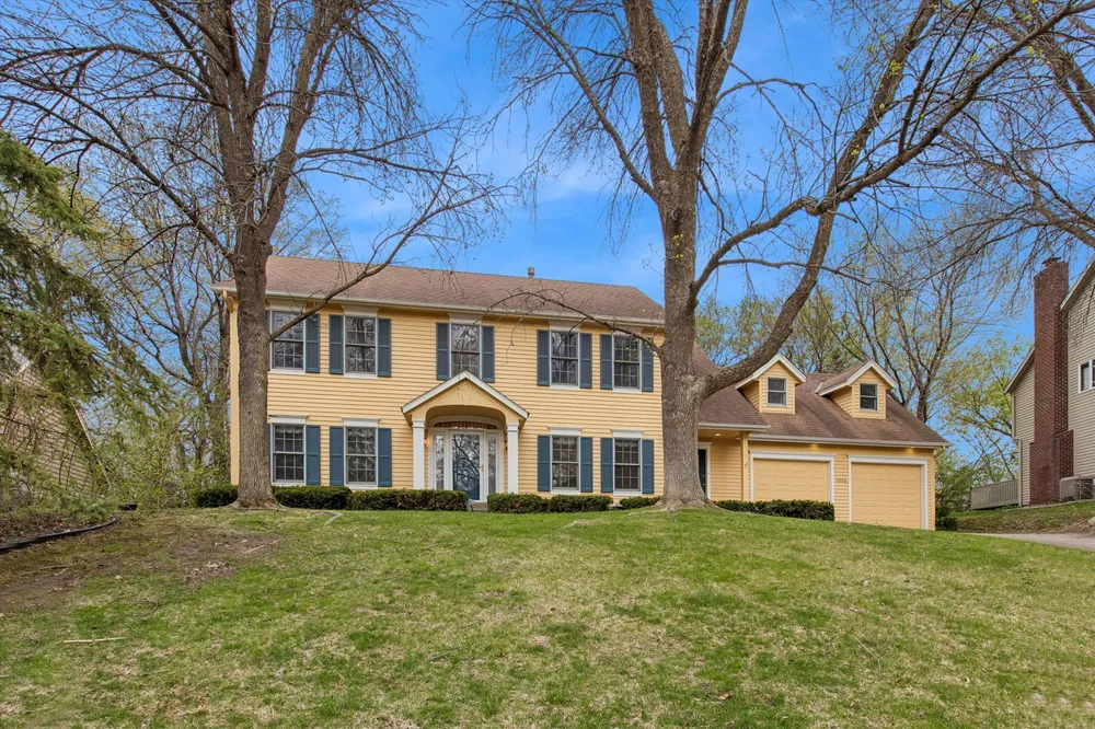 1004 Walden Ct, Burnsville, MN 55337