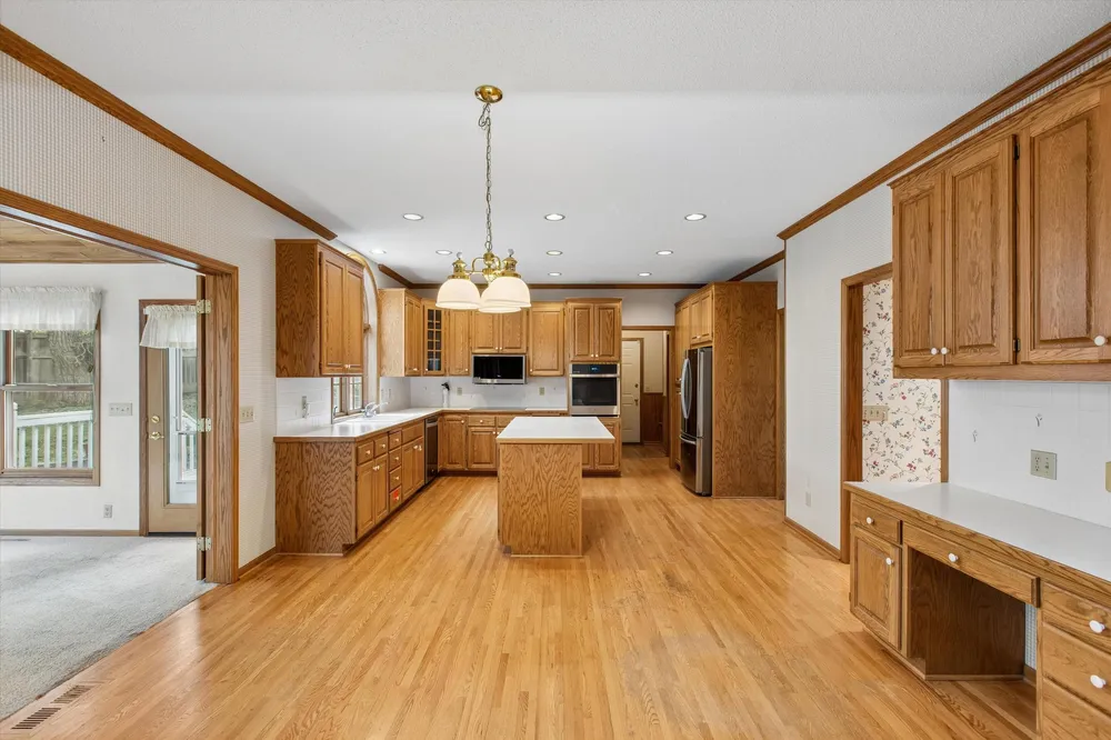 1004 Walden Ct, Burnsville, MN 55337