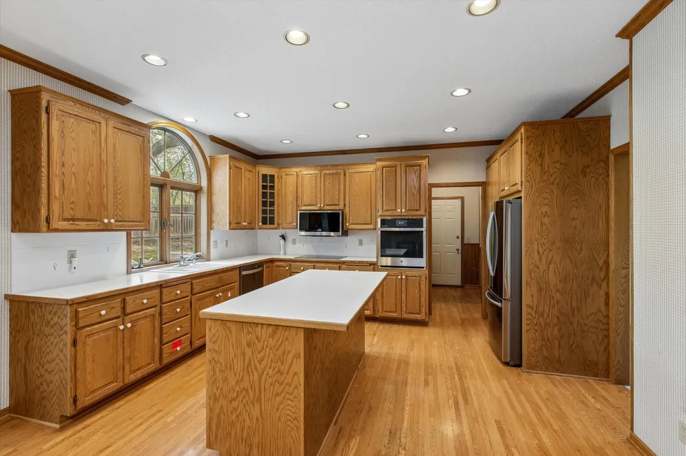 1004 Walden Ct, Burnsville, MN 55337