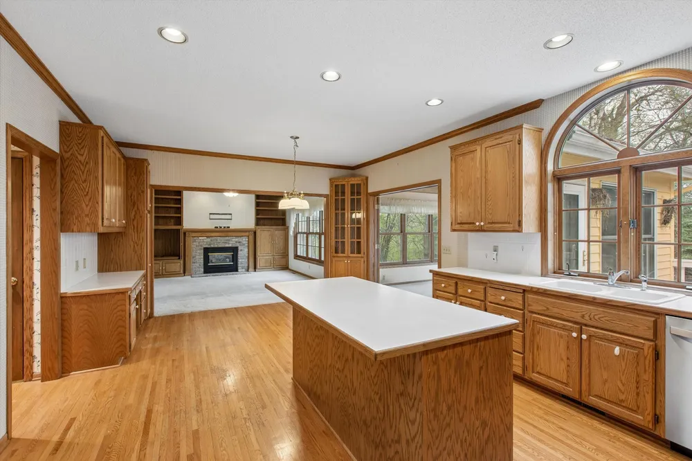 1004 Walden Ct, Burnsville, MN 55337