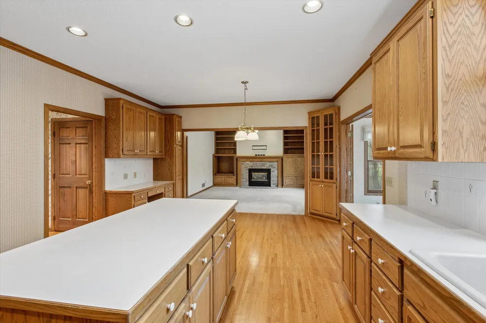 1004 Walden Ct, Burnsville, MN 55337