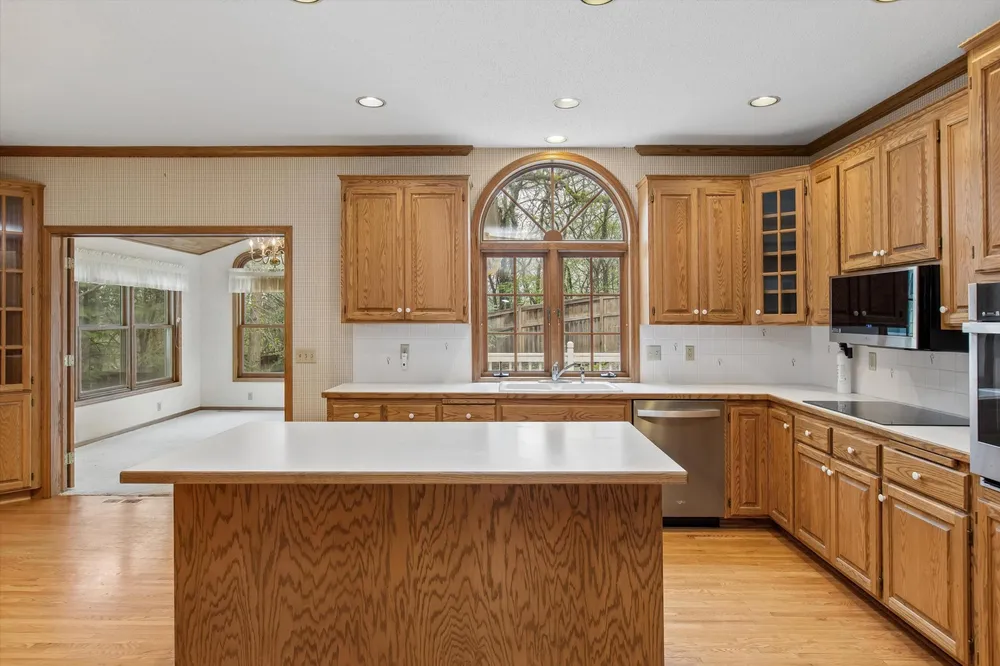 1004 Walden Ct, Burnsville, MN 55337