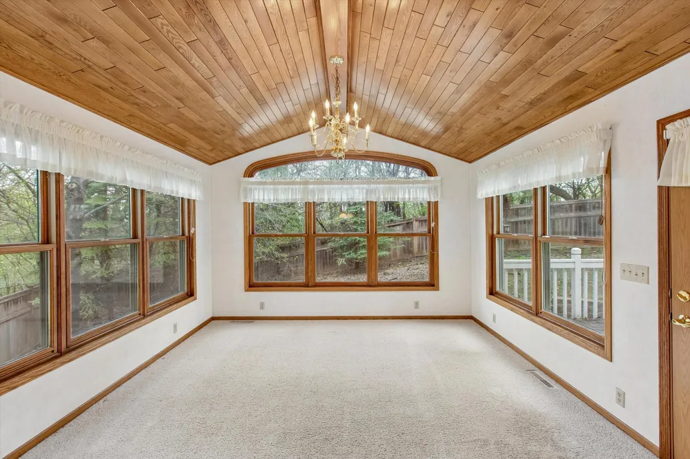 1004 Walden Ct, Burnsville, MN 55337