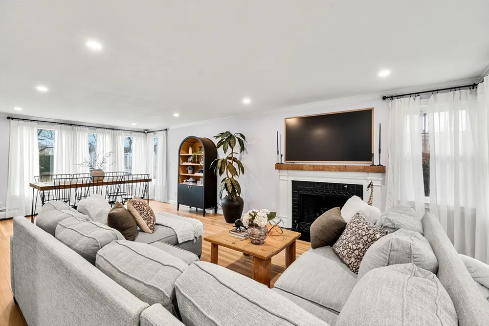 588 Andover St, Lowell, MA 01852