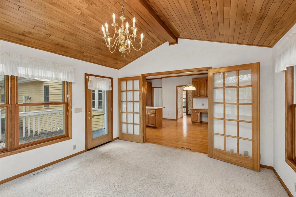 1004 Walden Ct, Burnsville, MN 55337