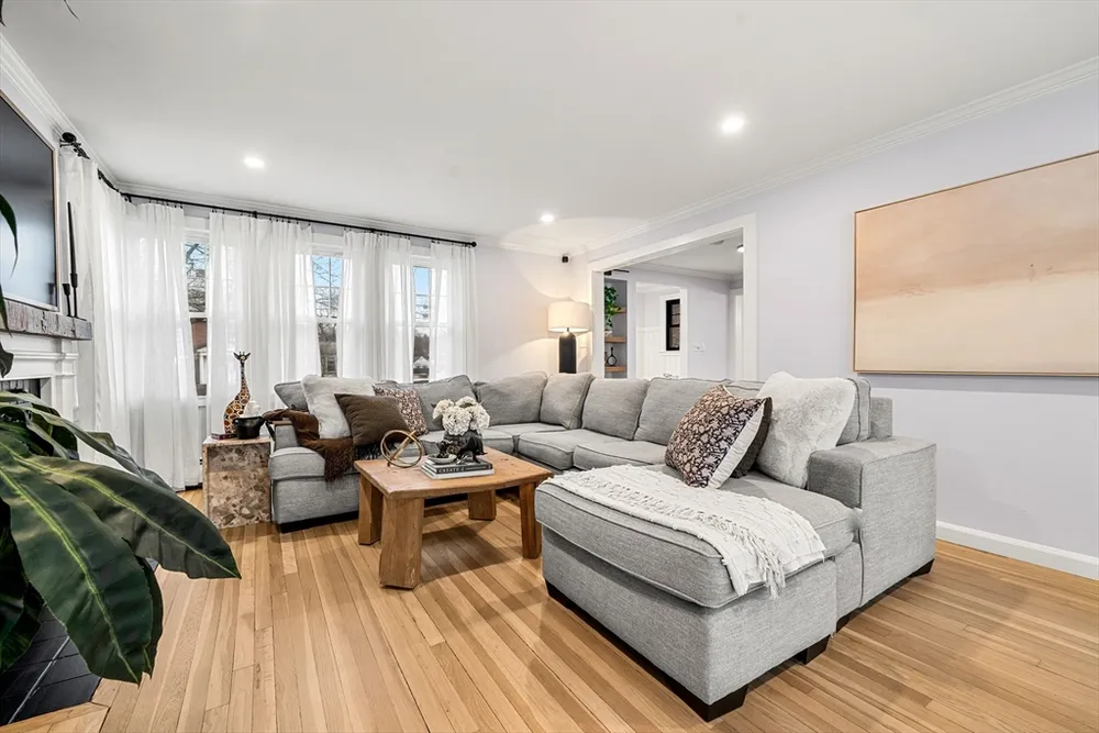 588 Andover St, Lowell, MA 01852