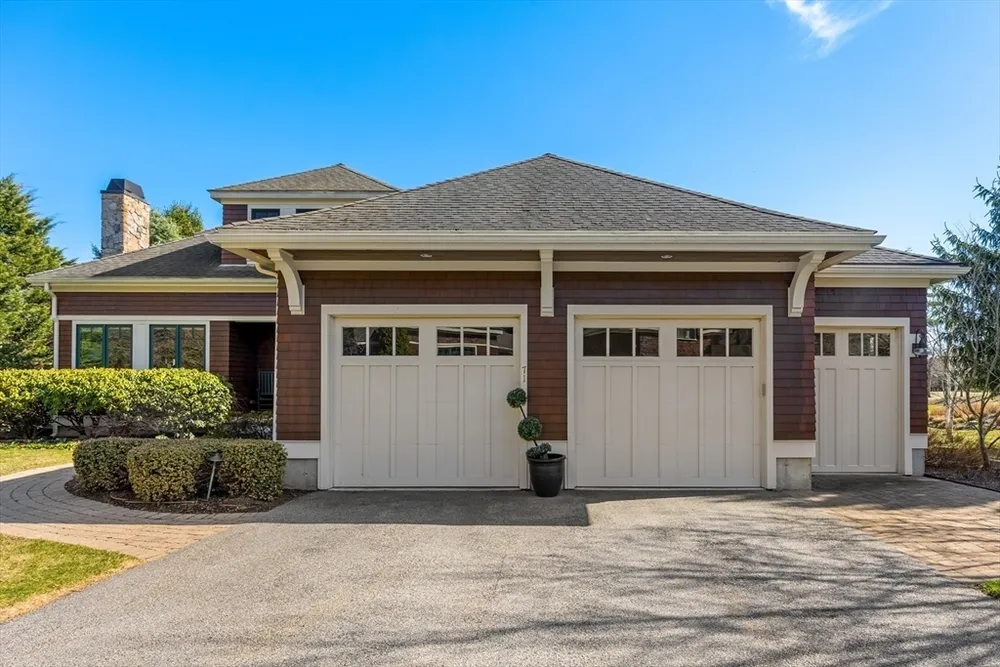 71 Clubhouse Dr, Hingham, MA 02043