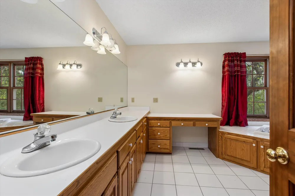 1004 Walden Ct, Burnsville, MN 55337