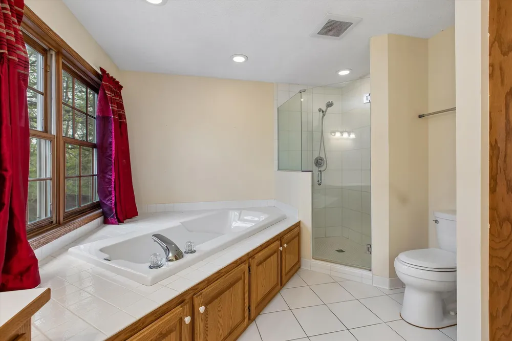 1004 Walden Ct, Burnsville, MN 55337
