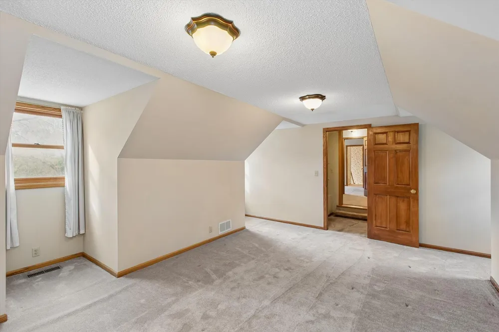 1004 Walden Ct, Burnsville, MN 55337
