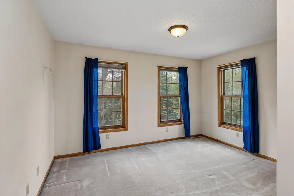 1004 Walden Ct, Burnsville, MN 55337
