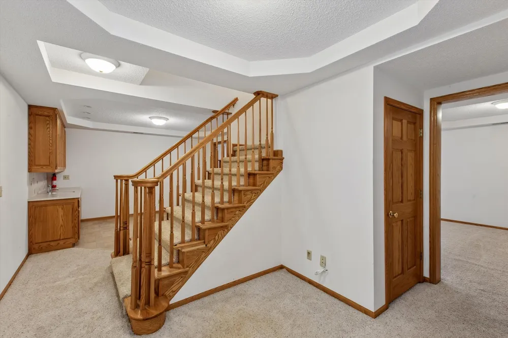 1004 Walden Ct, Burnsville, MN 55337
