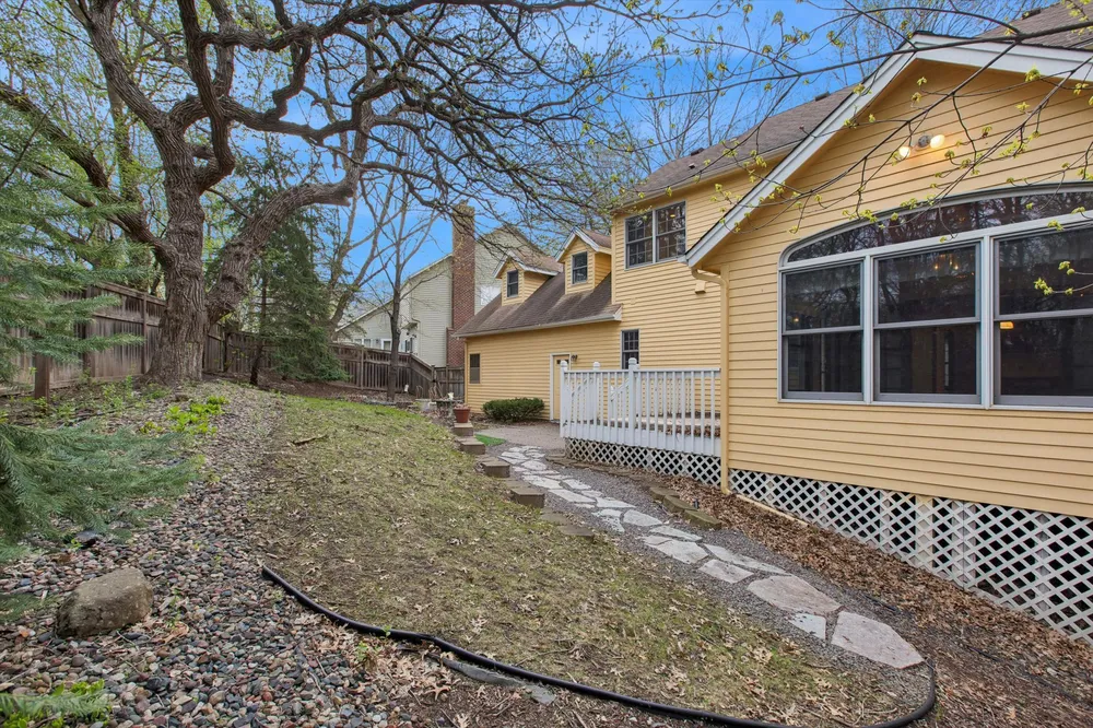 1004 Walden Ct, Burnsville, MN 55337