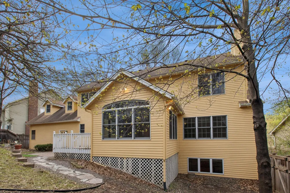 1004 Walden Ct, Burnsville, MN 55337