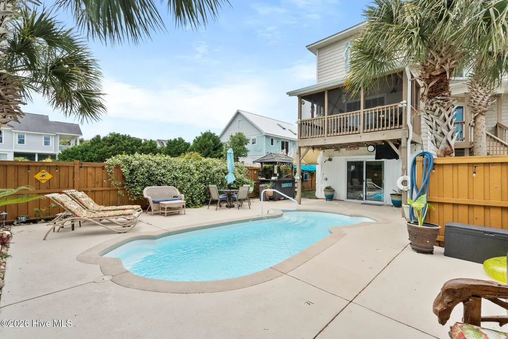 110 Palm Breeze Dr, Carolina Beach, NC 28428